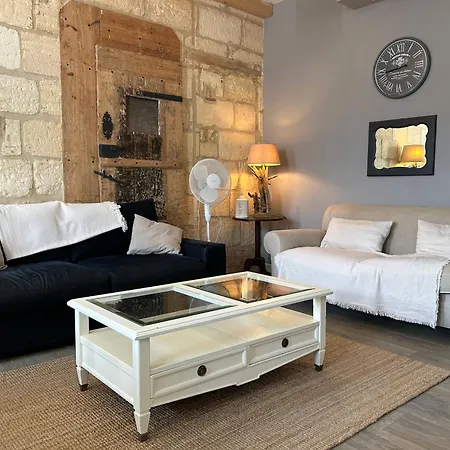 Appartement Bel En Pierre De 100 M2 Avec Cour.